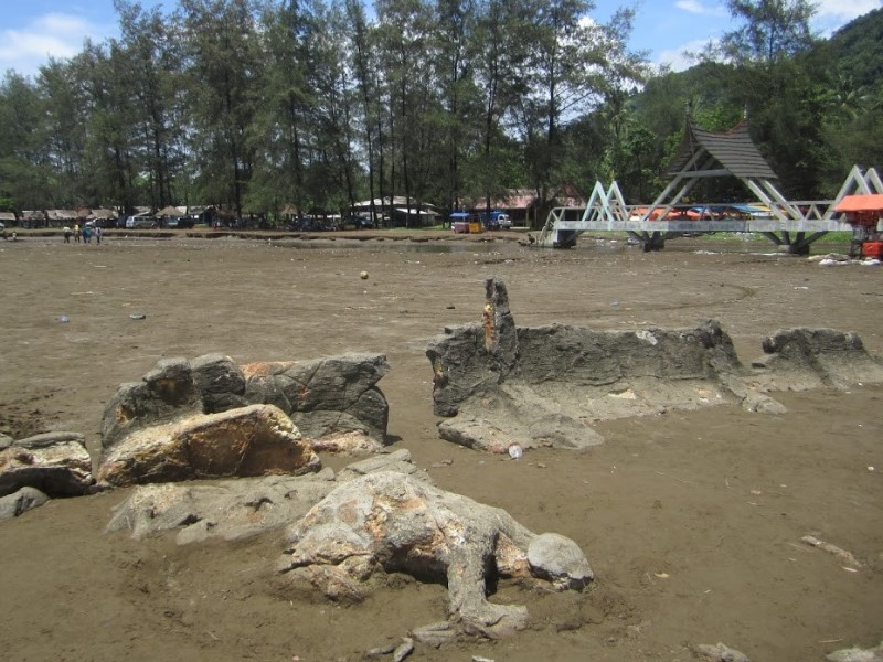 batu maling kundang di pantai aie manih. gambar via: Bobo Cantik