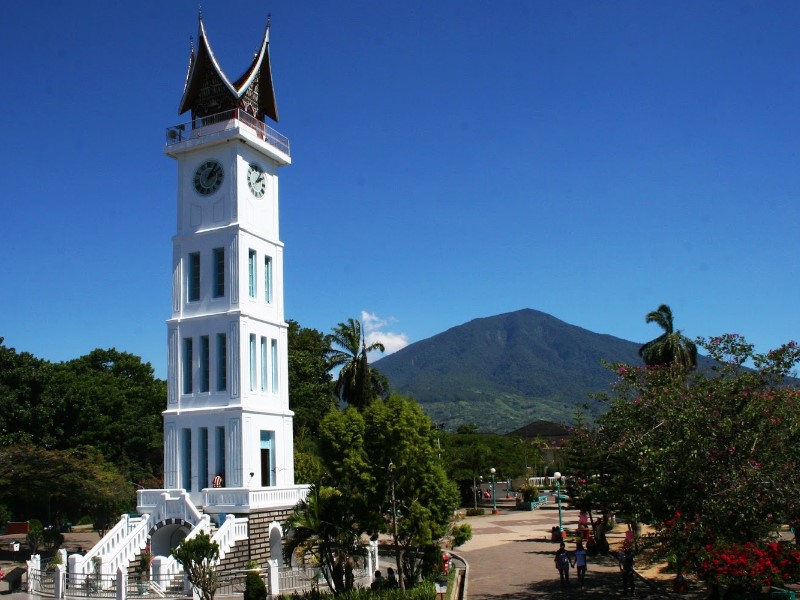 jam gadang di bukit tinggi. gambar via: Kompas Khatulistiwa