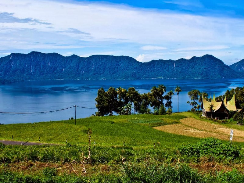 danau maninjau. gambar via: SuhenoxiouS